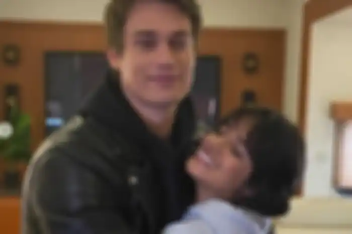 Potret gemas Camila Cabello dan Nicholas Galitzine di balik layar Cinderella