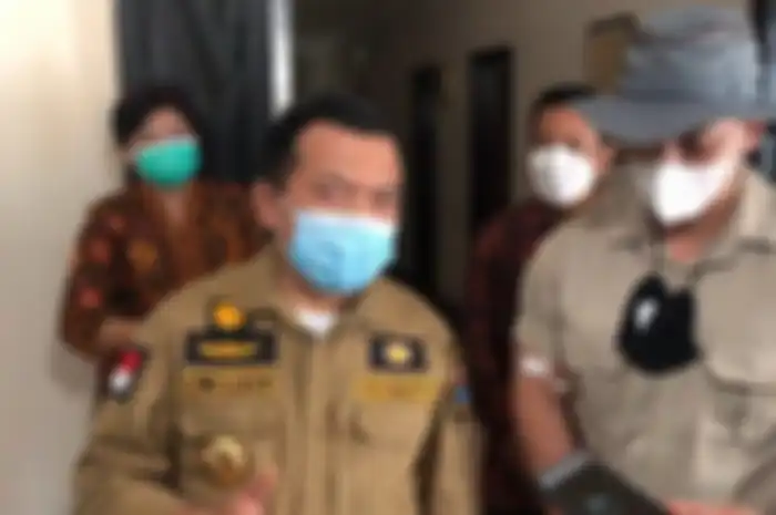 Gubernur Jambi, Al Haris dan pemilik Hotel Grand Malioboro, Bob Bee Builder saat meninjau fasilitas hotel yang segera akan dioperasikan sebagai tempat Isoman