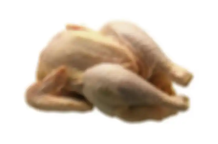 Stop kebiasaan mencairkan ayam dengan cara merendamnya, ternyata sangat bahaya.