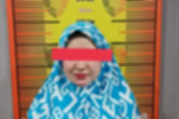 Foto asli Barbie Aceh Herlin Kenza saat berada di kantor Polres Lhoseumawe menjadi sorotan. 