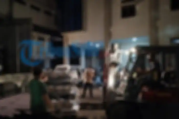 Proses bongkar muat tabung oksigen dari kontainer ke Dinas Kesehatan Solo pada Sabtu (24/7/2021) 