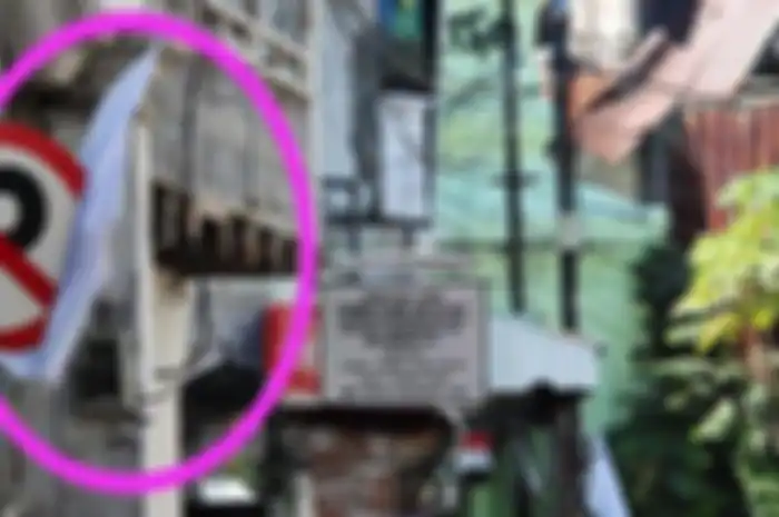 Pedagang kibarkan bendera putih