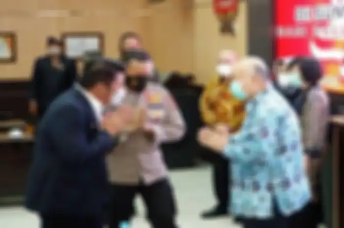 Keluarga Akidi Tio memberi sumbangan uang Rp 2 triliun kepada warga Sumatera Selatan (Sumsel).