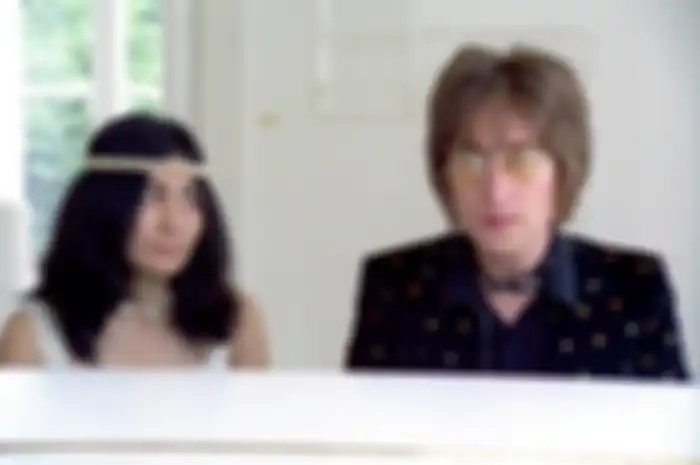Yoko Ono (Kiri) & John Lennon (Kanan)