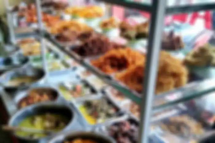 Terkejut dengan aturan makan di warteg 20 menit, netizen pun menyindir Menko Marves Luhut Binsar Pandjaitan melalui foto meme.