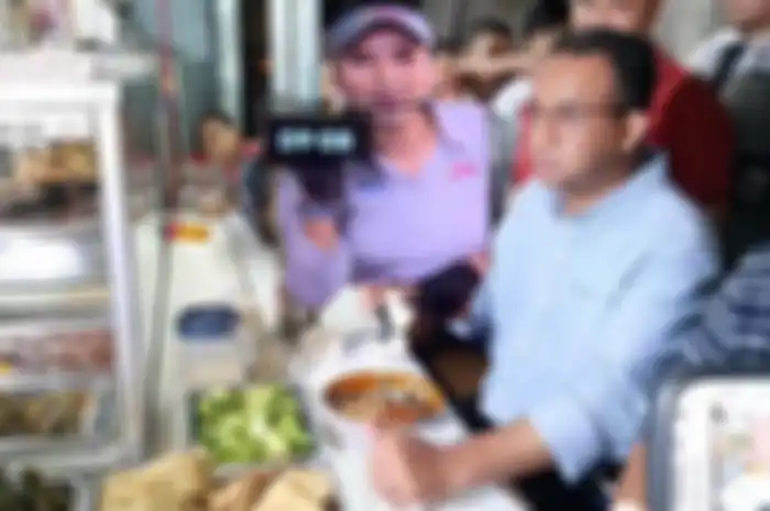 Foto Gubenur DKI Jakarta Anies Baswedan yang sedang makan di warteg dijadikan meme hingga viral di media sosial. 