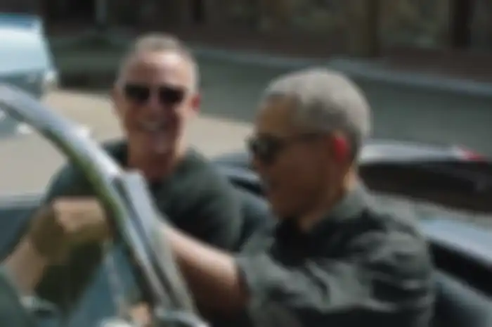 Bruce Springsteen (Kiri) & Barrack Obama (Kanan)