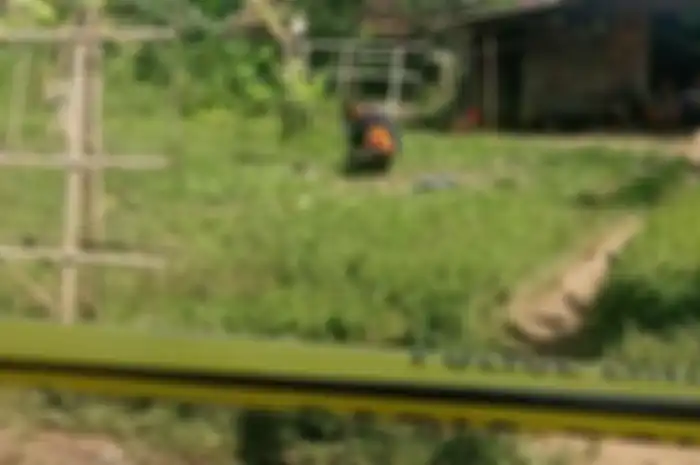 Petugas dari Polres Malang tampak melakukan identifikasi di lokasi kejadian perkara pria bersimbah darah yang gegerkan warga Dusun Tubo, Desa Purwosekar, Kecamatan Tajinan, Kabupaten Malang, Senin (26/7/2021). 
