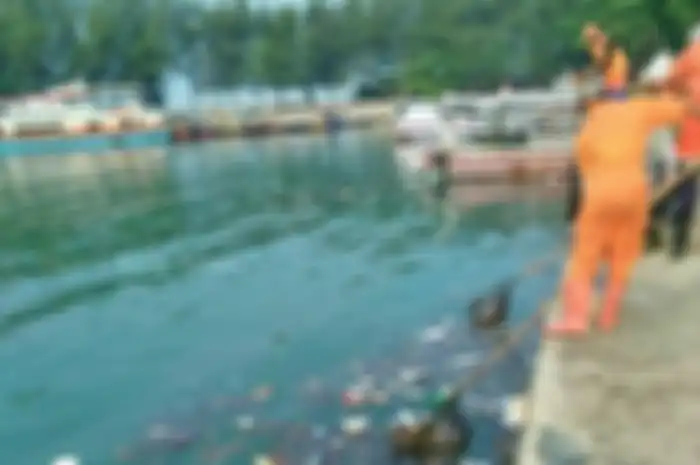 Saat PPKM Level 4 diperpanjang, laut Kepulauan Seribu makin penuh sampah. Foto buktinya viral di media sosial.