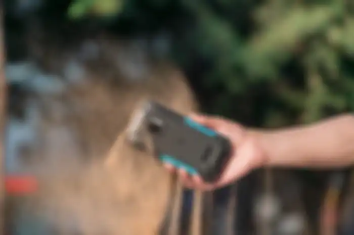 Ilustrasi Rugged Phone dan perbedaannya dengan smartphone biasa.
