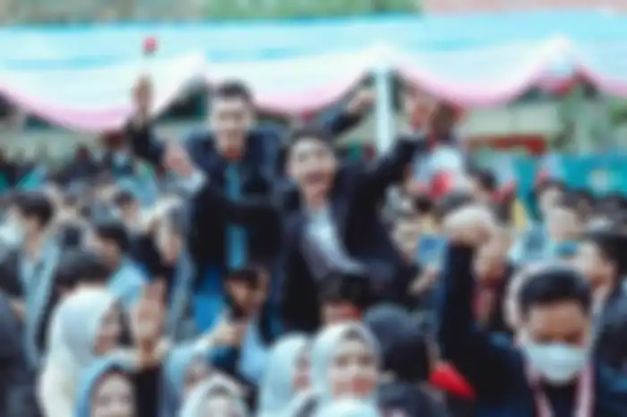 Aksi pelajar  di SMAN 2 Baubau saat perpisahan sekolah, tidak disarankan melepas masker dan melanggar jaga jarak fisik.