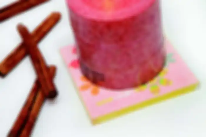Menjadi alas lilin aroma terapi, selain mempercantik coaster juga menjaga keamanan. 