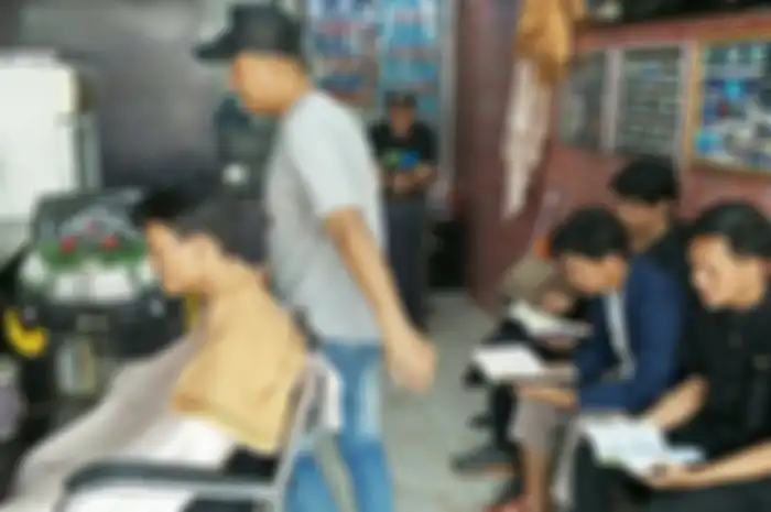 Ilustrasi barbershop. Pelanggan barbershop di wilayah DKI Jakarta wajib punya sertifikat vaksin.