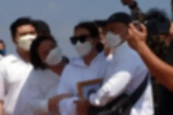 Amanda Manopo dan keluarga saat mengantar kepergian sang ibunda
