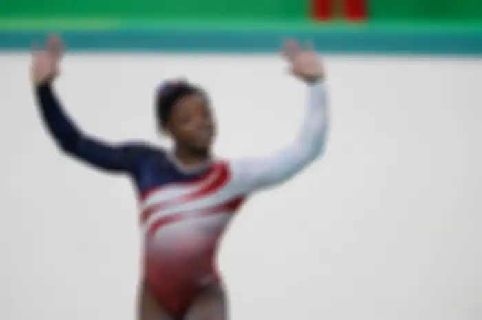 Simone Biles yang mengundurkan diri dari Olimpiade Tokyo karena nggak sanggup menahan kerinduan terhadap orangtuanya.
