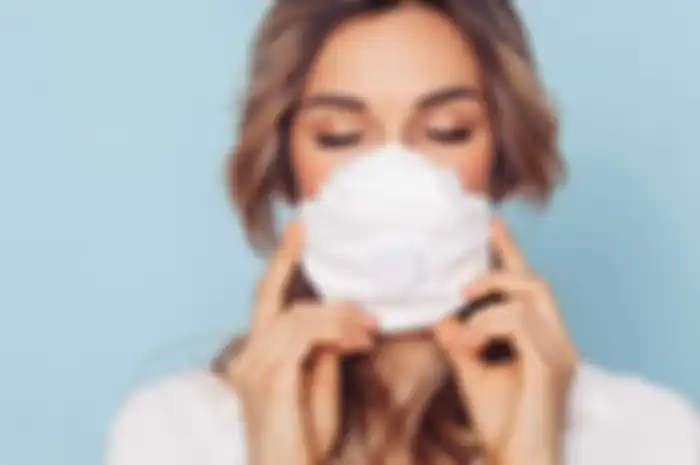 Ilustrasi memakai masker dengan makeup