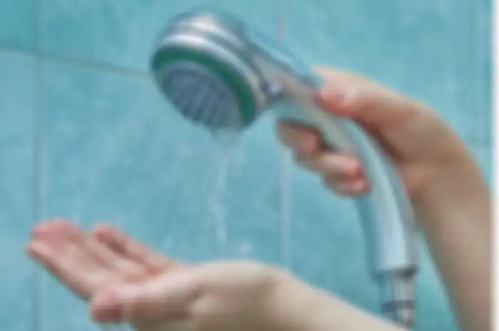 Ternyata dengan bahan-bahan sederhana di rumah, kita bisa membersihkan kepala shower yang kotor dan mampet.