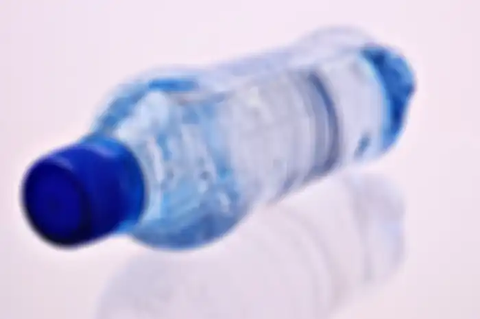 Bahaya minum dari botol plastik.