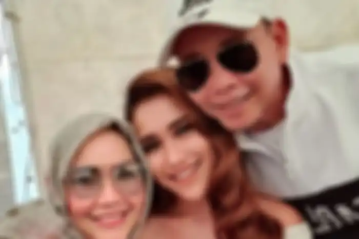 Ayu Ting Ting bersama kedua orang tuanya, Abdul Rozak dan Umi Kalsum.