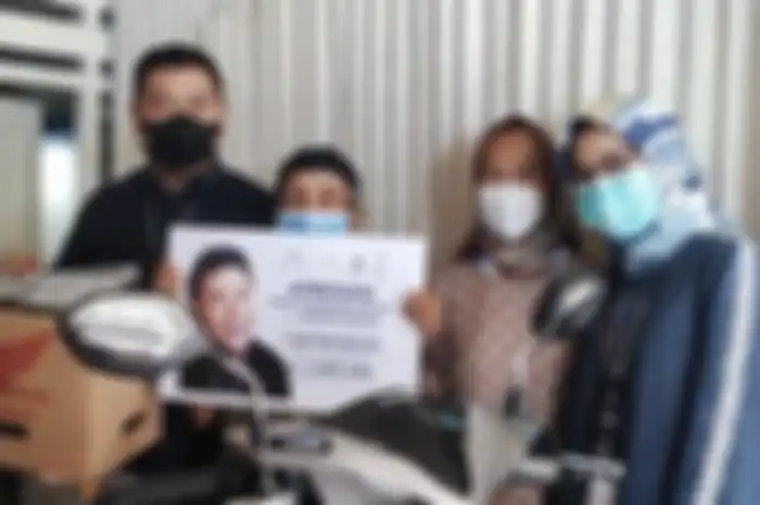 Kakek Safaruddin yang rela bersepeda 15 kilometer demi divaksin viral usai mendapat motor dari Ivan Gunawan.