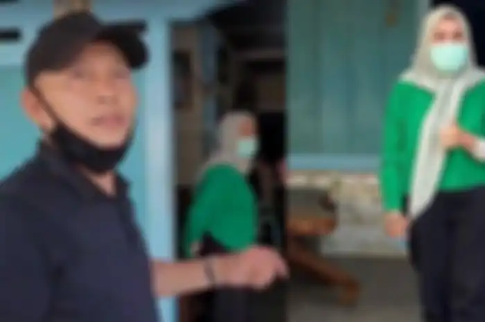 Abdul Rozak dan Umi Kalsum satroni rumah pengolok Ayu Ting Ting dan Bilqis 