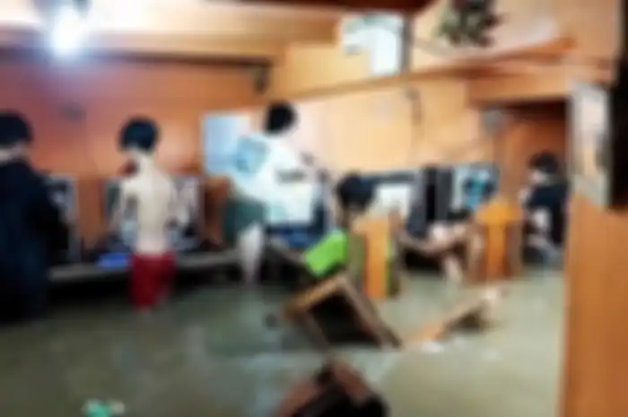 Gamer ini tetep nekat nge-game meski banjir udah naik sampe lutut mereka.