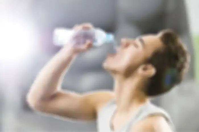 Ilustrasi minum air putih.