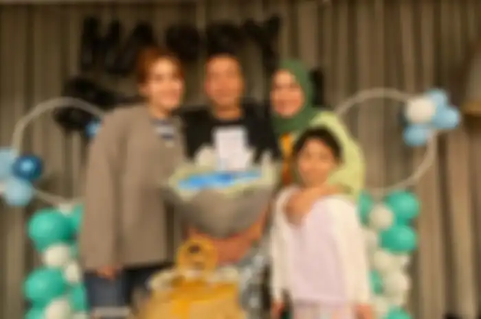 Ayu Ting Ting bersama Abdul Rozak, Umi Kalsum dan Bilqis.