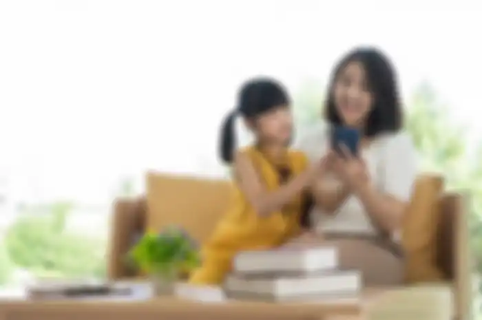 Ilustrasi ibu dan anak sedang memerhatikan smartpgone.