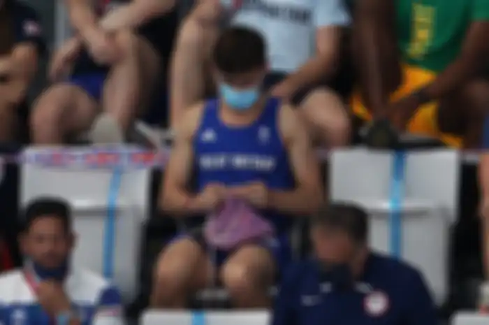 Tom Daley, seorang atlet peraih medali emas asal Britania yang hobi merajut.