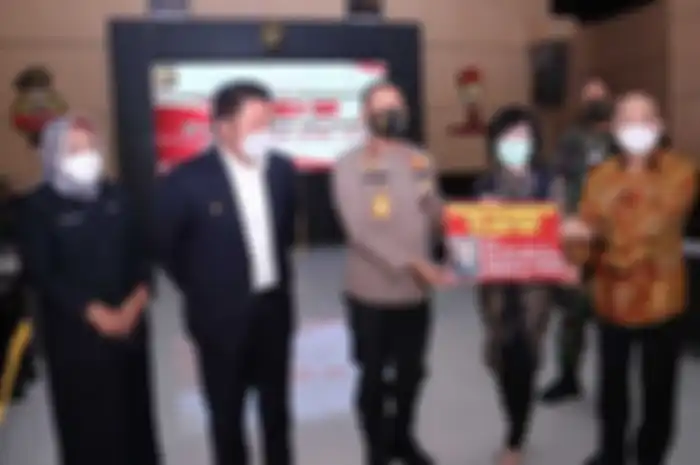 Kapolda Sumsel Irjen Pol Eko Indra Heri, bersama Gubernur Sumsel Herman Deru menerima bantuan sebesar Rp2 triliun dari keluarga pengusaha asal Langsa, Aceh Timur, Almarhum Akidi Tio untuk dana penanganan Covid-19, Senin (26/7/2021). 