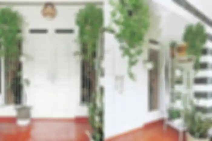 Memajukan teras dan menghilangkan pagar, salah satu trik perluas rumah mungil. 