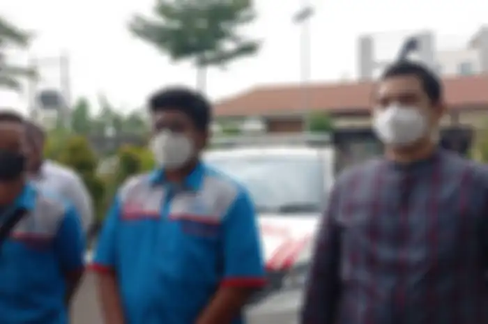 (Kiri ke kanan) Sopir Ambulans, Elzan dan Awaknya, Bagus Sujiwo, bersama Pengendara Mobil Sedan, Muhamad Rifandi, saat berada di Mapolres Tangerang Selatan, Selasa (3/8/2021).