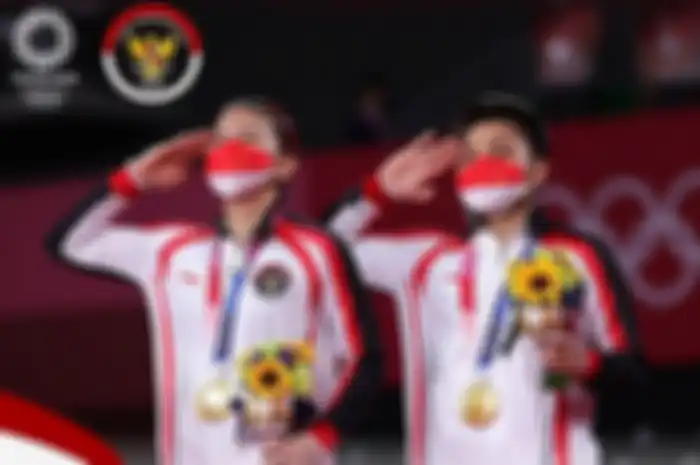 Pasangan ganda putri Indonesia Greysia Polii dan Apriyani Rahayu berpose dengan medali emas bulu tangkis ganda putri pada upacara Olimpiade Tokyo 2020 di Musashino Forest Sports Plaza di Tokyo pada 2 Agustus 2021.
