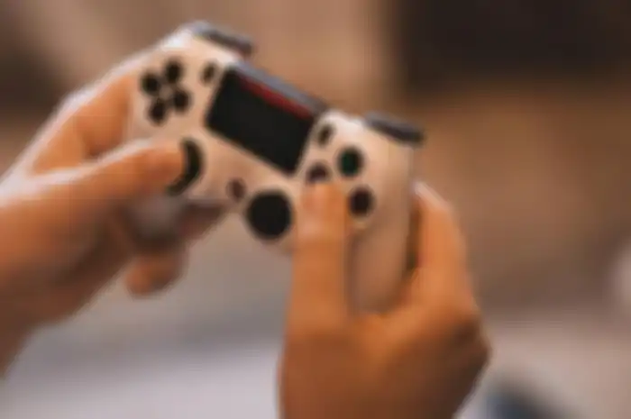 ilustrasi main game dengan game controller