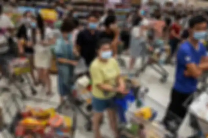 'Panic buying' terjadi pada warga Wuhan hingga menyerbu supermarket karena diketahui kasus lokal Covid-19 terjadi lagi.