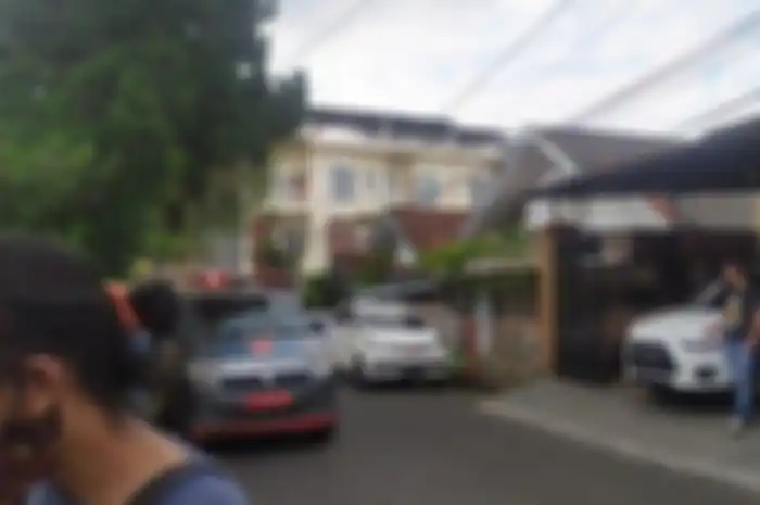 Ambulans berjaga di depan rumah anak Akidi Tio, Heriyanti