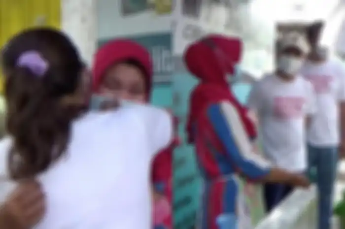 Sejumlah anak muda dari gerakan Warung Medan Peduli memborong dagangan pedagang kecil kemudian dibagikan gratis kepada warga.PEKUWALI