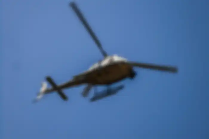 Ilustrasi sebuah helikopter mendarat di dekat acara pernikahan terekam kamera foto. Video ini membuat netizen ngakak. 