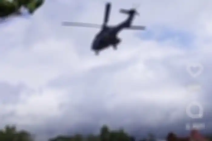 Sebuah helikopter mendarat di dekat acara pernikahan terekam kamera foto. Video ini membuat netizen ngakak. 