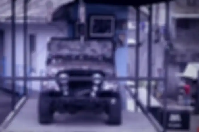 Jeep Slank di atas Slank Store