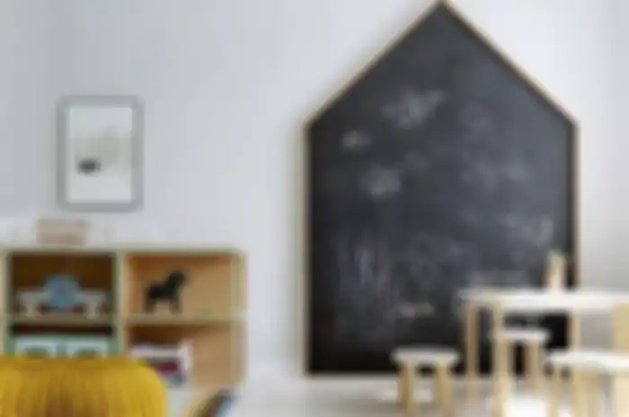 Papan hitam dijadikan panel gambar di dinding untuk corat-corel anak. 