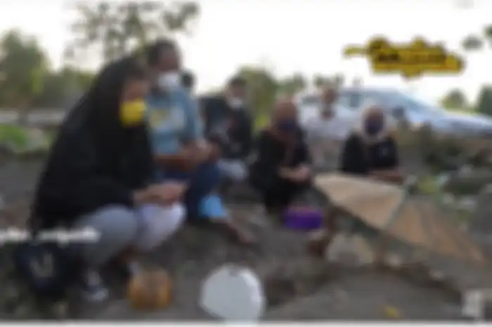 Pratiwi Noviyanthi ziarah ke makam Mbah Sukini