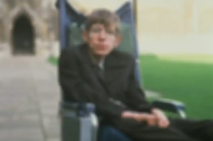 Stephen Hawking (1942–2018) di Cambridge University pada 1993. Ketika Stephen Hawking didiagnosis dengan penyakit motor-neuron pada usia 21, tidak jelas apakah dia akan menyelesaikan PhD-nya. Melawan semua harapan, ia hidup selama 55 tahun, menjadi salah satu ilmuwan paling terkenal di dunia. Kini, 