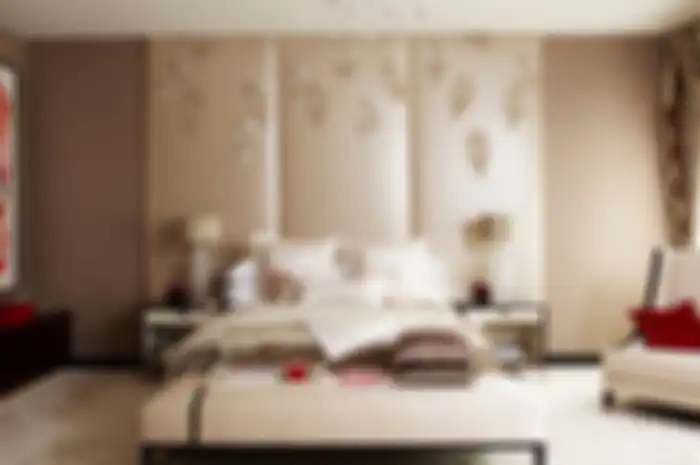 Panel dinding dari kain di kamr tidur difungsikan sekaligus sebagai head board.