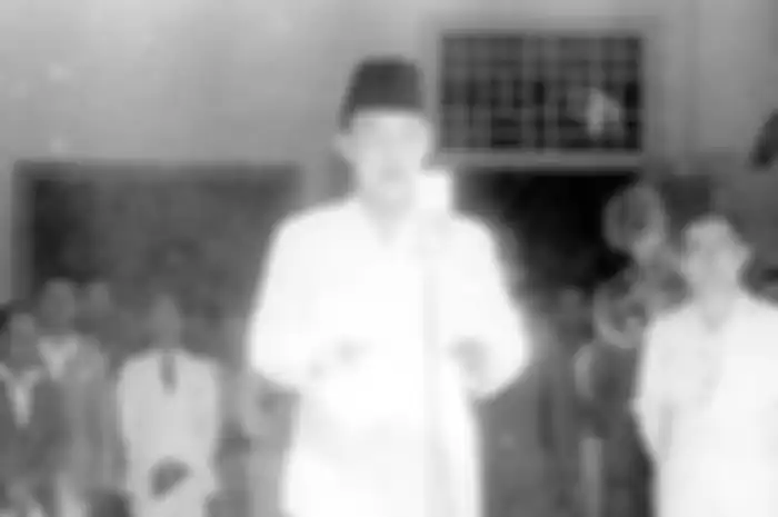 Ir. Soekarno atau Bung Karno sedang membacakan naskah proklamasi tahun 1945