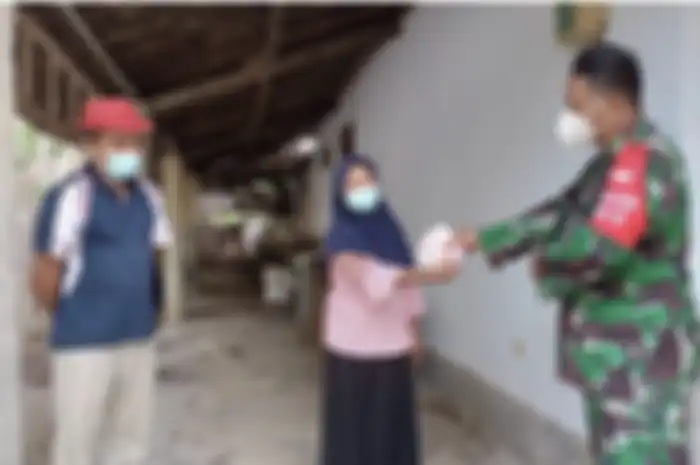 Sumarmi, nenek penjual ubi langsung lemas saat tahu uang Rp 100 ribu yang didapatnya palsu. Kini, Sumarmi sudah tersenyum lagi. 