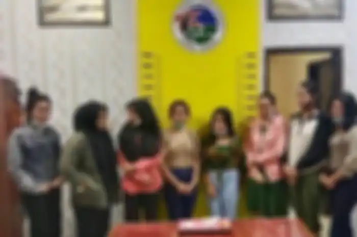 8 wanita yang menemani para anggota DPRD Labura Karaoke sambil pesta ekstasi di tengah PPKM