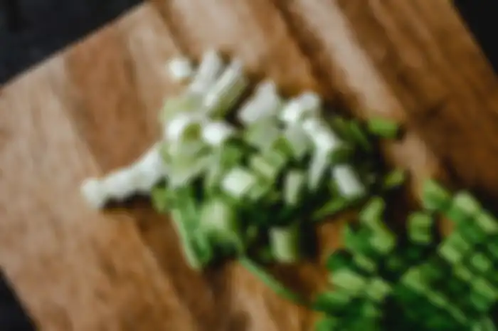 Daun Bawang biasa ditemukan dalam beragam jenis masakan, sebagai taburan atau bahan campuran masakan.