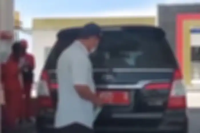 Oknum pengguna Toyota Kijang Innova mengganti pelat nomor dari hitam ke merah saat beli bensin di SPBU